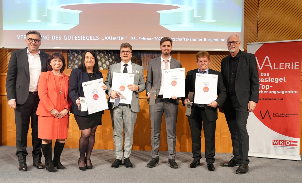 Wirtschaftskammerdirektor Harald Schermann, Fachgruppengeschäftsführerin Martina Rauchbauer, die Top-Versicherungsagenten Melanie Wiesner, Klaus Duller, Michael Schaden und Raimund Resch sowie KommR Horst Grandits (Obmann des Bundesgremiums der Versicherungsagenten) (v. l.). 