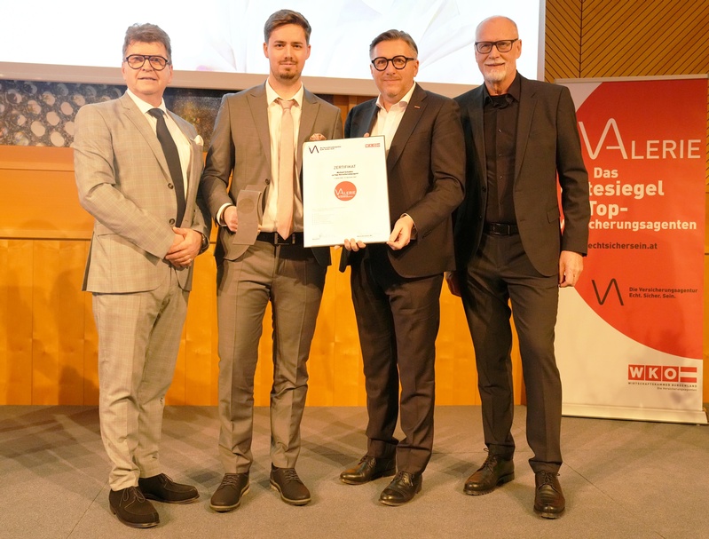 Klaus Duller (Obmann des Landesgremiums der Versicherungsagenten), Top-Versicherungsagent Michael Schaden, Wirtschaftskammerdirektor Harald Schermann und KommR Horst Grandits (Obmann des Bundesgremiums der Versicherungsagenten) (v. l.). 