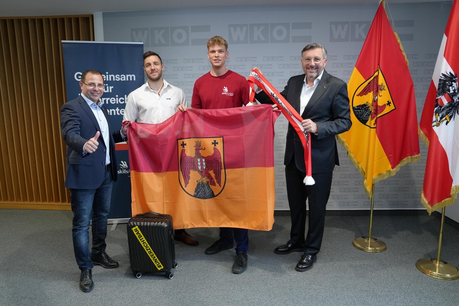 Wirtschaftskammerpräsident Andreas Wirth, Ausbildungsleiter Philipp Konlechner, Elias Stephan und WK-Direktor Harald Schermann (v. l.)