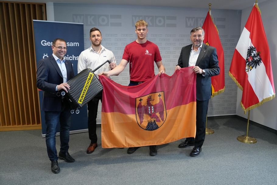Wirtschaftskammerpräsident Andreas Wirth, Ausbildungsleiter Philipp Konlechner, Elias Stephan und WK-Direktor Harald Schermann (v. l.) 