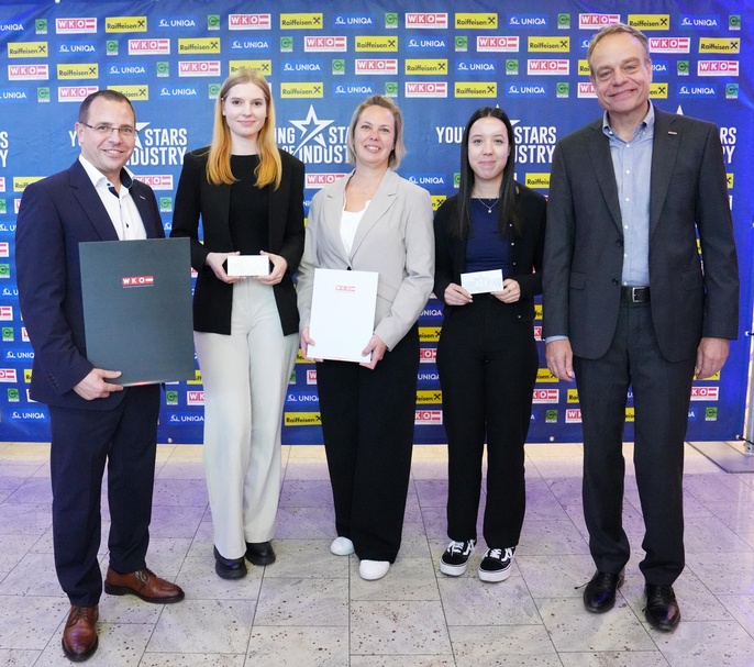 Vossen GmbH & Co.KG<br />
Wirtschaftskammerpräsident Mst. Andreas Wirth, Sarah Kukla (Lehrabschlussprüfung), Doris Krenn (Firmenrepräsentantin), Lisa Grain (Lehrabschlussprüfung) und Spartenobmann KommR Christoph Blum (v. l.) <br />
