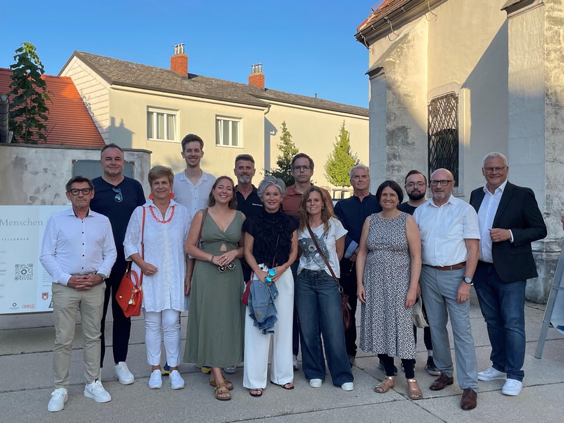 Landesinnungsmeister Erwin Muik, Geschäftsführer Thomas Kornfeind, Waltraud Bachmaier, Moritz Gasser, Ines Steiner, Eric Halwax, Ursula Schriefl, Herbert Herdits, Maria Hollunder, Johannes Horngacher, Christiane Raffeiner, Marco Schändl, Ernst Breitegger und Bürgermeister Thomas Steiner 