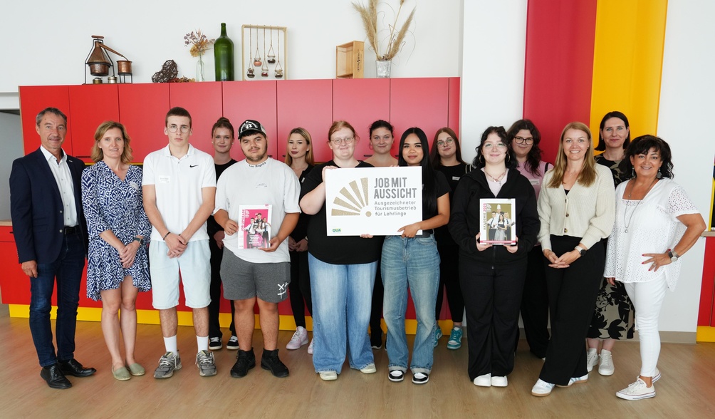 Fachgruppengeschäftsführer Christian Mancs (l.), Marlies Rainer (2. v. l.) und Eva Michelic (3. v. r.) von der Qualifizierungsagentur, Direktorin Sylvia Waba (r.) und Vortragende Gerlinde Mock (2. v. r.) mit den Lehrlingen 