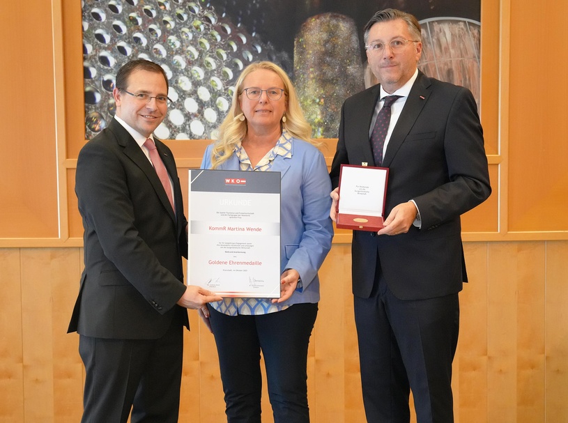 Goldene Ehrenmedaille: Wirtschaftskammerpräsident Mst. Andreas Wirth, KommR Martina Wende und Wirtschaftskammerdirektor Harald Schermann