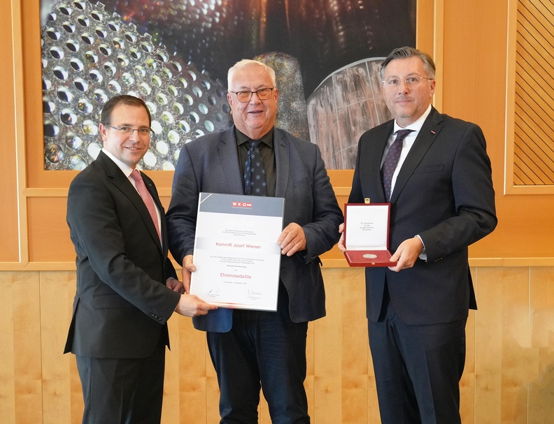 Ehrenmedaille: Wirtschaftskammerpräsident Mst. Andreas Wirth, KommR Josef Wiener und Wirtschaftskammerdirektor Harald Schermann