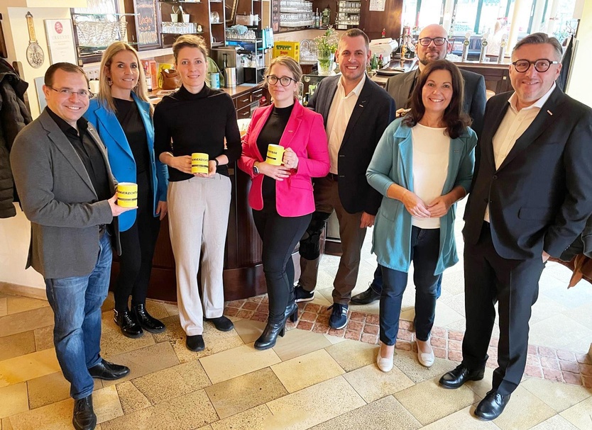 Wirtschaftskammerpräsident Andreas Wirth, WK-ServiceCenter-Leiterin Carola Fuchs, Parkhotel-Betreiberin Lisa Neubauer, WK-Expertin Christina Palkovich, Regionalstellenleiter Florian Schober, WK-Experte Franz-Stephan Ivancsics, Regionalstellenobfrau Melanie Eckhardt und Wirtschaftskammerdirektor Harald Schermann (v. l.). 