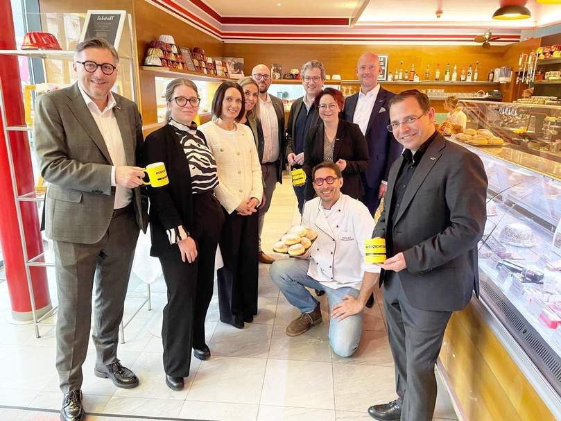 Wirtschaftskammerdirektor Harald Schermann, die WK-Experten Christina Palkovich, Natascha Kummer, Carola Fuchs und Franz-Stephan Ivancsics sowie Regionalstellenleiter Christoph Winkler, Regionalstellenobfrau Tanja Stöckl, WK-Vizepräsident Martin Horvath, Christian Kaplan (kniend) und Wirtschaftskammerpräsident Andreas Wirth (v. l.). 