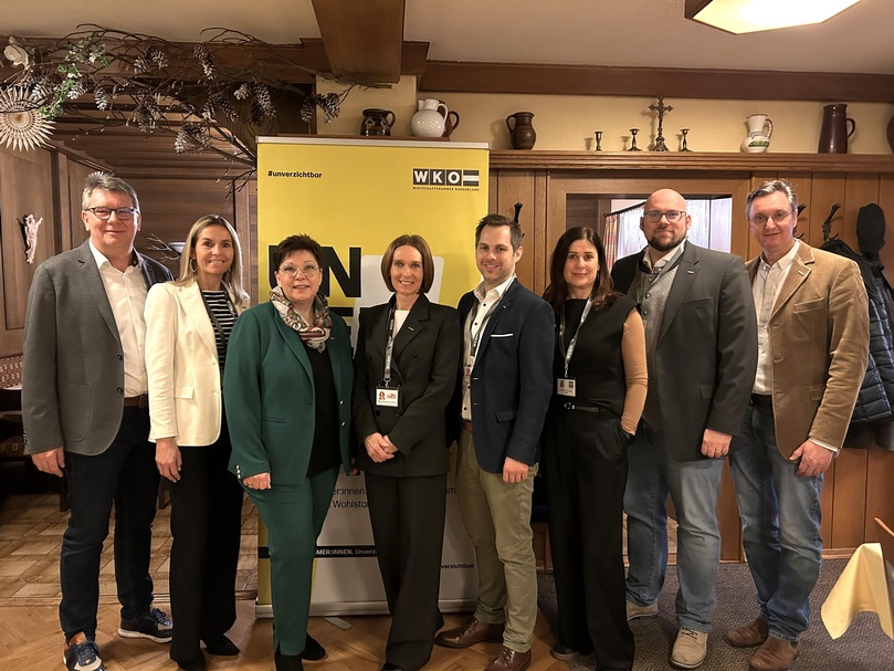 Regionalstellenobmann Roman Eder, ServiceCenter-Leiterin Carola Fuchs, WK-Vizepräsidentin KommR Herta Walits-Guttmann, Natascha Kummer, Thomas Ehrenreiter, Angelika Senninger, Franz-Stephan Ivancsics und Regionalstellenleiter Thomas Novoszel (v. l.) 