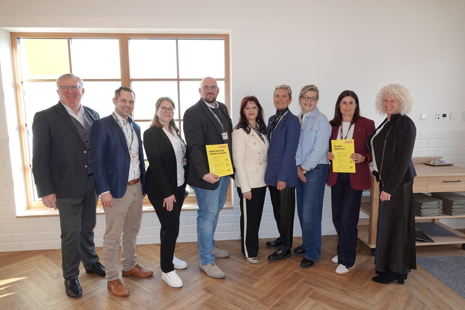 Regionalstellenobmann Freddy Fellinger, Thomas Ehrenreiter (Arbeitsrecht), Christina Palkovich (Wirtschaftsrecht), Franz-Stephan Ivancsics (Betriebsanlagenrecht), Regionalstellenobfrau KommR Mst.in Martina Mohapp, Ruth Ecker (Steuerrecht), Sonja Kaiser (Förderungen), Angelika Senninger (WIFI) und Judith Wagner (Betriebsanlagenrecht) (v. l.) 
