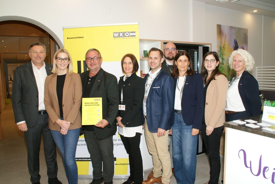 Wirtschaftskammerdirektor Harald Schermann, Regionalstellenleiterin Katharina Bagdy, Regionalstellenobmann KommR Josef Kropf, Natascha Kummer, Thomas Ehrenreiter, Franz-Stephan Ivancsics, Angelika Senninger, Elisabeth Krizek und Judith Wagner (v. l.)  