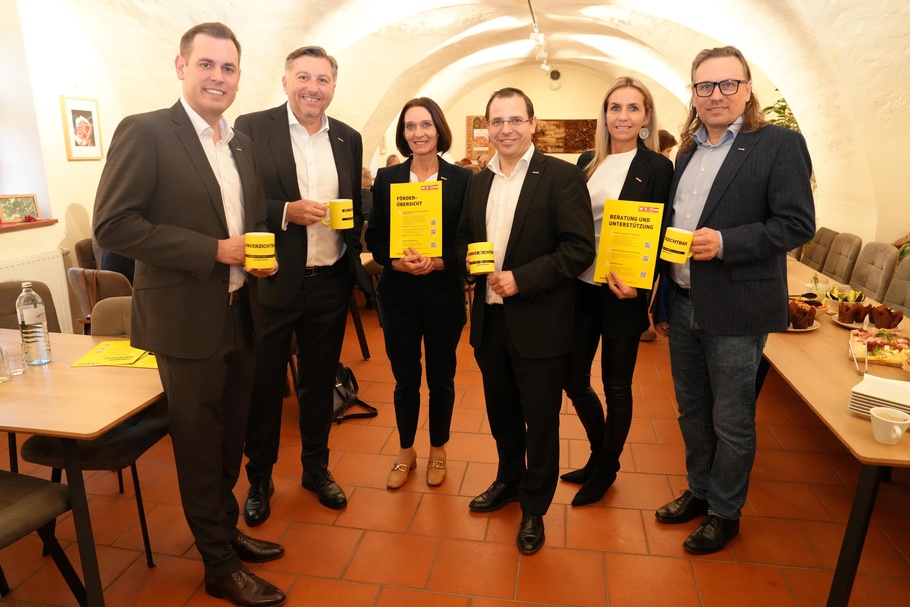 WK-Regionalstellenleiter Florian Schober, Wirtschaftskammerdirektor Harald Schermann, WK-Expertin Natascha Kummer, Wirtschaftskammerpräsident Andreas Wirth, WK-ServiceCenter-Leiterin Carola Fuchs und Regionalstellenobmann KommR Mst. Franz Nechansky (v. l.). 