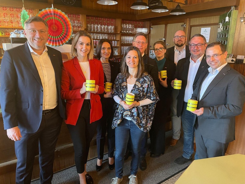 Wirtschaftskammerdirektor Harald Schermann, Regionalstellenleiterin Katharina Bagdy, WK-Expertin Natascha Kummer, die LandRastHaus-Betreiber Marion Höchtl-Weber und Andreas Weber, die WK-Experten Christina Palkovich und Franz-Stephan Ivancsics, Regionalstellenobmann Josef Kropf und Wirtschaftskammerpräsident Andreas Wirth (v. l.). 