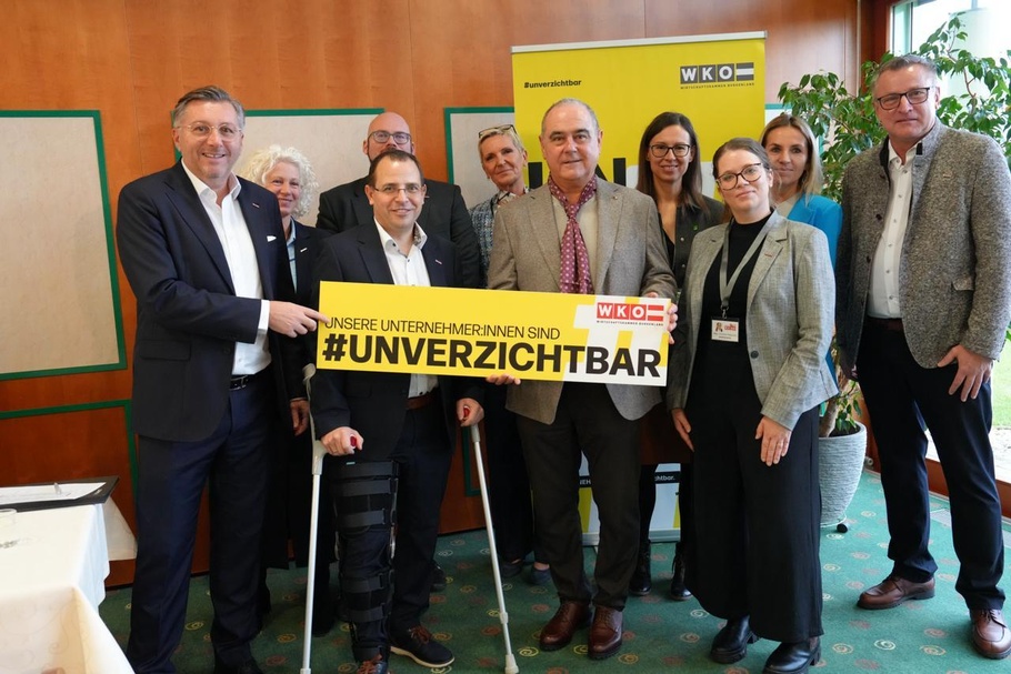 Wirtschaftskammerdirektor Harald Schermann, Judith Wagner, Wirtschaftskammerpräsident Mst. Andreas Wirth, Franz-Stephan Ivancsics, Ruth Ecker, Regionalstellenobmann KommR Robert Frank, Karin Schmidlechner, Christina Palkovich, Carola Fuchs und Regionalstellenleiter Harald Pokorny (v. l.) 