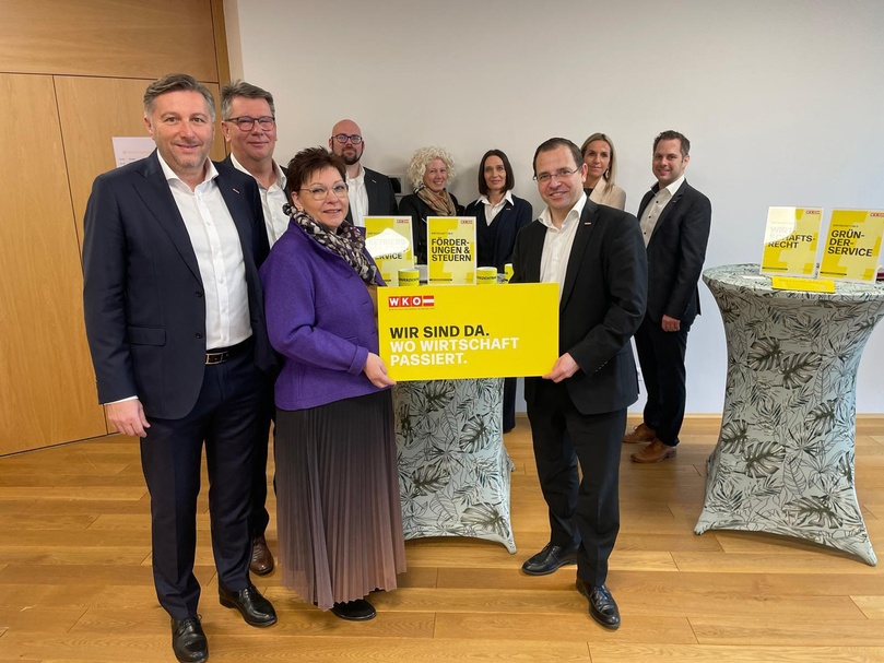 Wirtschaftskammerdirektor Harald Schermann, Regionalstellenobmann Roman Eder, Bezirksvorsitzende Frau in der Wirtschaft KommR Herta Walits-Guttmann und Wirtschaftskammerpräsident Andreas Wirth (vorne v. l.); die WK-Experten Franz-Stephan Ivancsics, Judith Wagner, Natascha Kummer, Carola Fuchs und Thomas Ehrenreiter (hinten v. l.). 