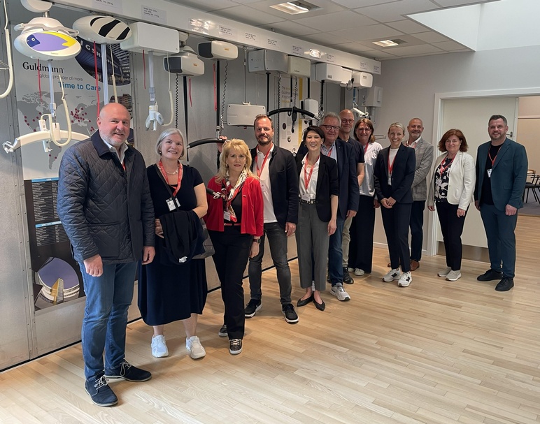Wirtschaftsdelegierte Cosima Steiner (5.v.l.) und Sylke Dau (5.v.r.) vom AußenwirtschaftsCenter Kopenhagen organisierten den Besuch bei der Firma Guldmann, die auf die Entwicklung und Bereitstellung von Wohlfahrtstechnologien und -instrumenten spezialisiert ist, mit Spartenobmann KommR Anton Putz und Obmann Franz Drescher an der Spitze