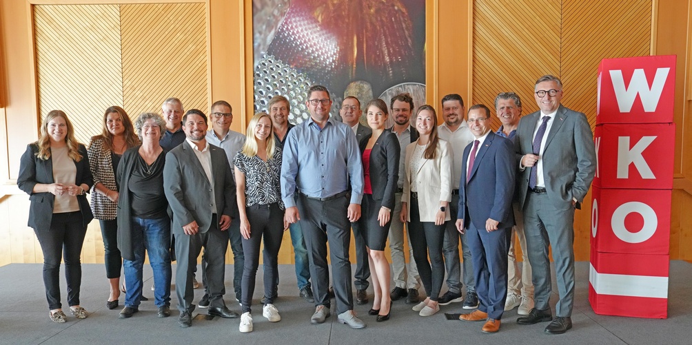 Regionalstellenleiterin Evelyn Zarits, Eveline Schuller-Frank, Christina Scheibenpflug, KommR Hans Dieter Buchinger, Stefan Waller, Günter Buchinger, Barbara Tesar, Markus Stiglitz, Regionalstellenobmann Rene Fasching, Paul Gregorits, Michaela Steindl, Johannes Schmit, Carina Lehner, Sebastian Siess, Wirtschaftskammerpräsident Mst. Andreas Wirth, KommR Johann Lackner und Wirtschaftskammerdirektor Harald Schermann (v. l.) 