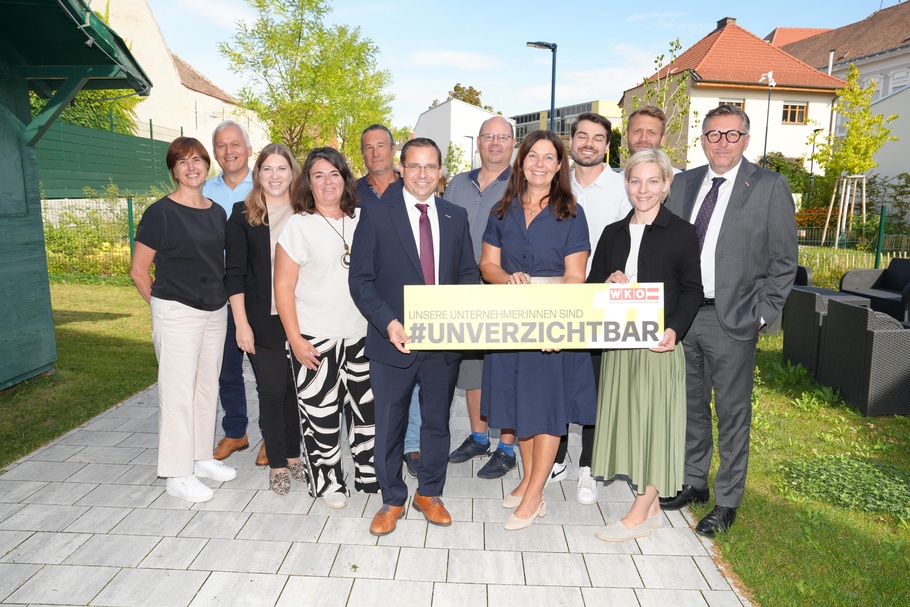 Klaudia Kopp, Christian Kutrowatz, Regionalstellenleiterin Evelyn Zarits, Martina Bierbaumer-Leitner, Helmut Löffler, Wirtschaftskammerpräsident Mst. Andreas Wirth, Robert Kutrowatz, Regionalstellenobfrau Melanie Eckhardt, Alexander Eckhardt, WKÖ-Vizepräsidentin Bettina Dorfer-Pauschenwein, Peter Wagentristl und Wirtschaftskammerdirektor Harald Schermann (v. l.) 