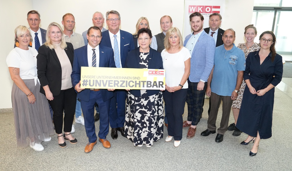 Sabine Trinkl, Regionalstellenleiter Thomas Novoszel, Monika Rodler, Jürgen Jandl-Reichl, Wirtschaftskammerpräsident Mst. Andreas Wirth, Alfred Winkler, Regionalstellenobmann Roman Eder, WK-Vizepräsidentin KommR Herta Walits-Guttmann, Petra Undeutsch, Andreas Lang, Evelyn Hochwarter, René Pöschlmayer, Wirtschaftskammerdirektor Harald Schermann, Bashir Maher, Viktoria Jeitler-Frey und Birgit Halper (v. l.) 