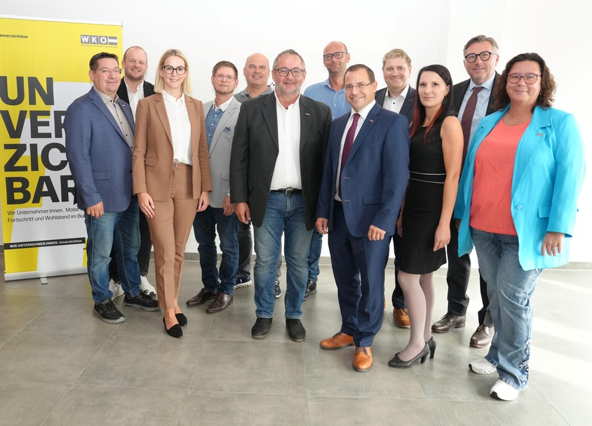 Matthias Mirth, Michael Paukowits, Regionalstellenleiterin Katharina Bagdy, Martin Schaffer, Mario Trinkl, Regionalstellenobmann KommR Josef Kropf, Ewald Wailand, Wirtschaftskammerpräsident Mst. Andreas Wirth, Andreas Wagner, Barbara Klettner, Wirtschaftskammerdirektor Harald Schermann und Sonja Wagner (v. l.) 