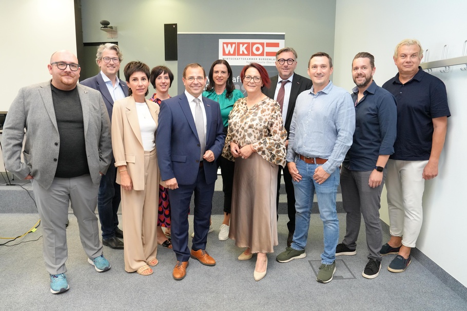 Florian Piff, Regionalstellenleiter Christoph Winkler, Alexandra Sulyok, Julia Geosics, Wirtschaftskammerpräsident Mst. Andreas Wirth, Sandra Grassel, Regionalstellenobfrau Tanja Stöckl, Wirtschaftskammerdirektor Harald Schermann, Markus Bieler, Thomas Paul und Josef Fürbass (v. l.) 