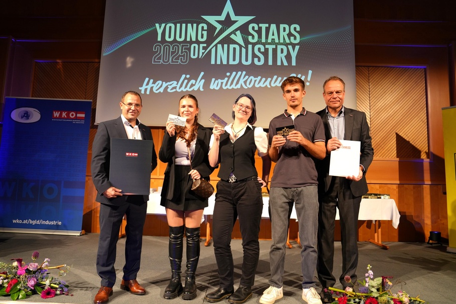 Unter den geehrten Lehrlingen: Julia Antosik (Neudoerfler Office Systems GmbH), Alina Stiller (BECOM Electronics GmbH), Maximilian Zingl (Porr Bau GmbH ) (v. l.) mit Spartenobmann KommR Christoph Blum (r.) und Wirtschaftskammerpräsident Mst. Andreas Wirth (l.).