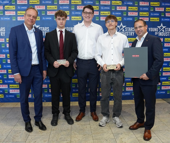 Spartenobmann KommR Christoph Blum, Robert Gstettner (Lehrling, 4. Lehrjahr), Markus Bleich (Ausbilder), David Thurner (Lehrling, 2. Lehrjahr) und Wirtschaftskammerpräsident Mst. Andreas Wirth (v. l.)