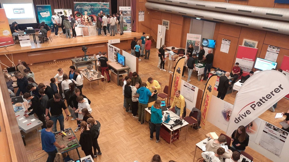 Blick in Ausstellungsraum der Berufsmesse von oben 