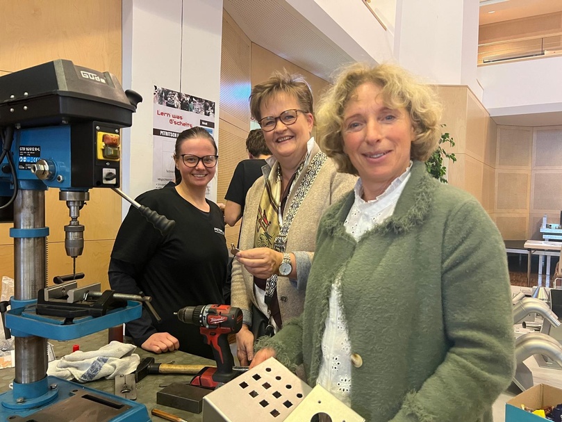 Frau in der Wirtschaft auf der Berufsmesse in Hermagor