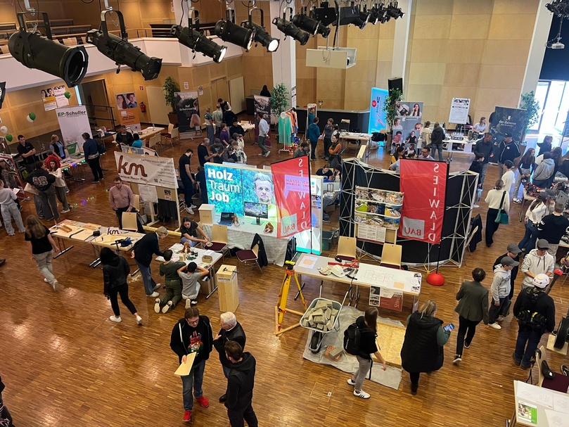 Frau in der Wirtschaft auf der Berufsmesse in Hermagor
