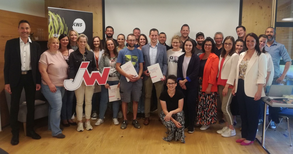 Gruppenfoto (v.l.) Stabentheiner Markus, Mitsche Nicole, Thurner Marion, Berger Sabrina, Eder Ulrike, Kastner Gabriele,  Kathol Oliver, Goller Katrin, Mörtl Daniela, Kehrer David, Kogler Christian, Gailer Victoria, Sturm Herbert, Grössing Markus, Gratzer Birgit (knieend), Zobernig Elisabeth, Pichler Philipp, Klauss Lisa, Mörtl Christian, Ploner-Erlacher Birgit, Ploner Sieghart, Viertler-Sturm Michaela, Oberreßl Margarethe, Kirchmair Thomas, Krainer-Jarnig Karoline, Egger Verena, Ortner Peter