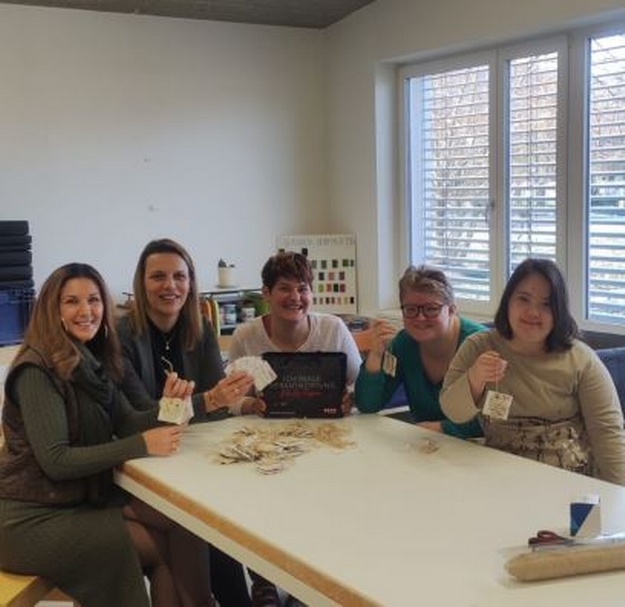 Isabella Rodler, Manuela Schnitzler mit Mitarbeiterinnen der Werkstatt Florian