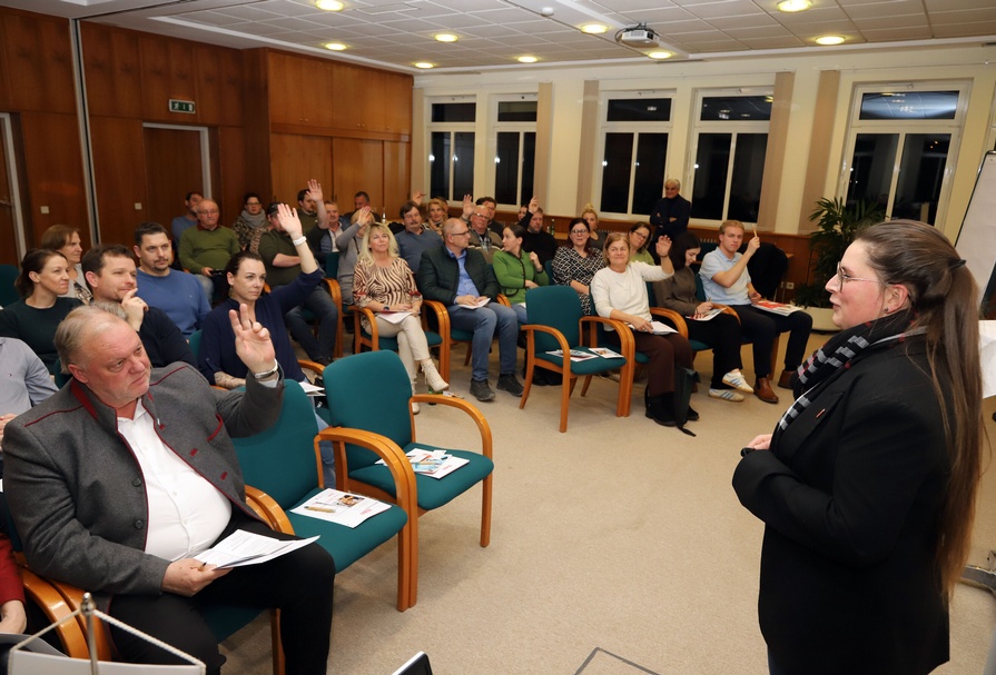 Teilnehmende der Veranstaltung mit Hemma Sampl im Vordergrund