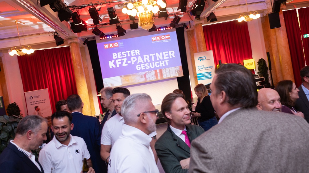 Gala mit Menschen im Vordergrund und Bühne im Hintergrund