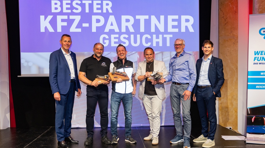 6 Männer auf Bühne