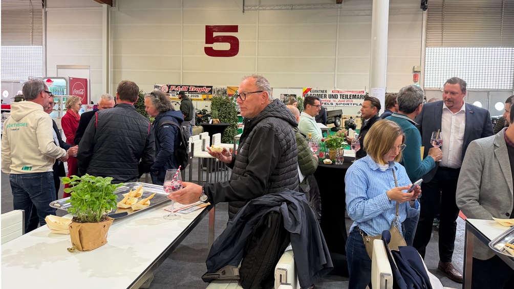 Veranstaltung in der Messehalle bei Stehtischen und Fingerfood