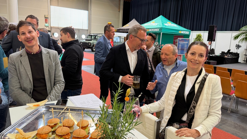 Veranstaltung in der Messehalle bei Stehtischen und Fingerfood