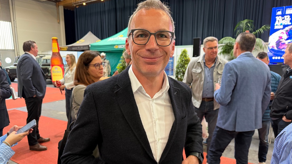 Veranstaltung in der Messehalle bei Stehtischen und Fingerfood