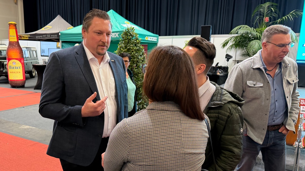 Veranstaltung in der Messehalle bei Stehtischen und Fingerfood