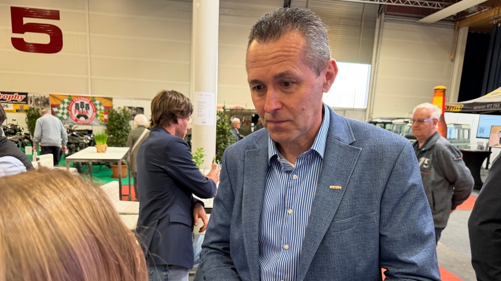 Veranstaltung in der Messehalle bei Stehtischen und Fingerfood