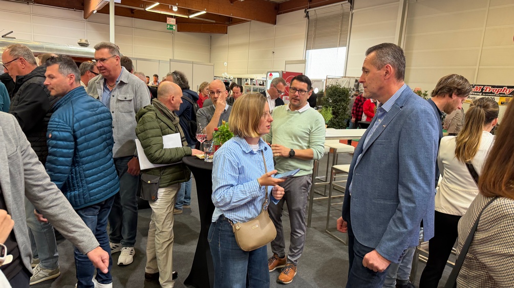 Veranstaltung in der Messehalle bei Stehtischen und Fingerfood