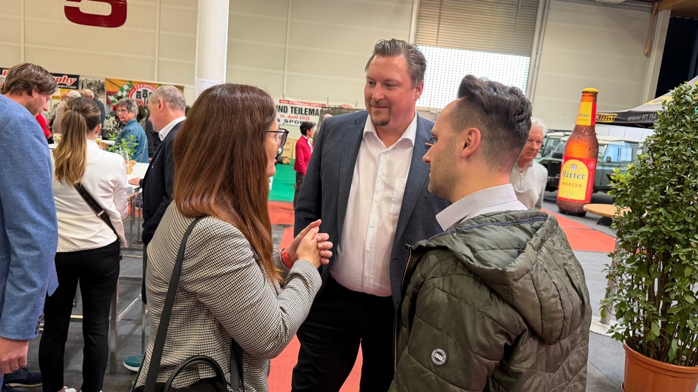 Veranstaltung in der Messehalle bei Stehtischen und Fingerfood