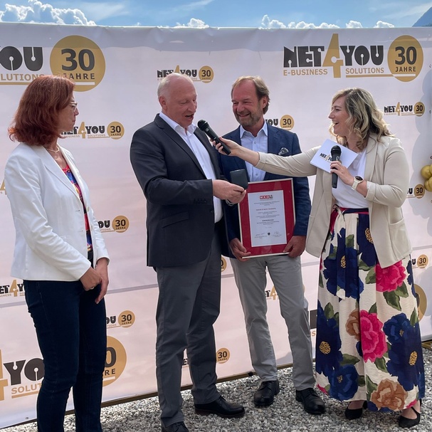 Martin Zandonella übernimmt die Ehrenmedaille des Fachverbands UBIT. Mit am Bild sind die Moderatorin, Obmann Alfred Harl und GF Helga Sieben