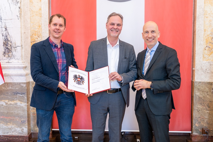 Auch die Stadtwerke Klagenfurt wurden ausgezeichnet. V. l.: Bernd Streißnig, stv. Leitung Personal und Lehrlingsbeauftragter, Kurt Mitterer, Leitung Personal und Martin Kocher, Bundesminister.