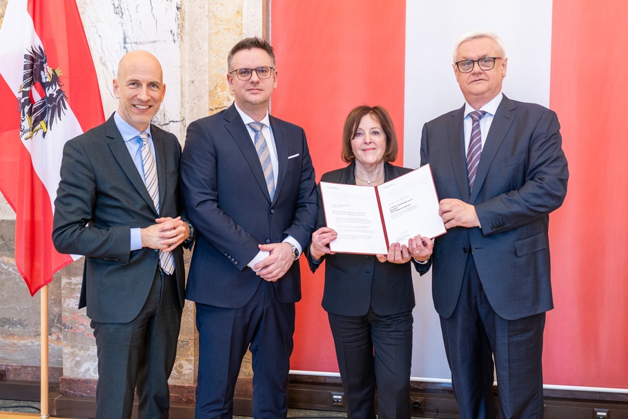 Die J. Pichler Gesellschaft m. b. H. wurde für ihre besonderen Verdienste um die österreischische Wirtschaft ausgezeichnet. 