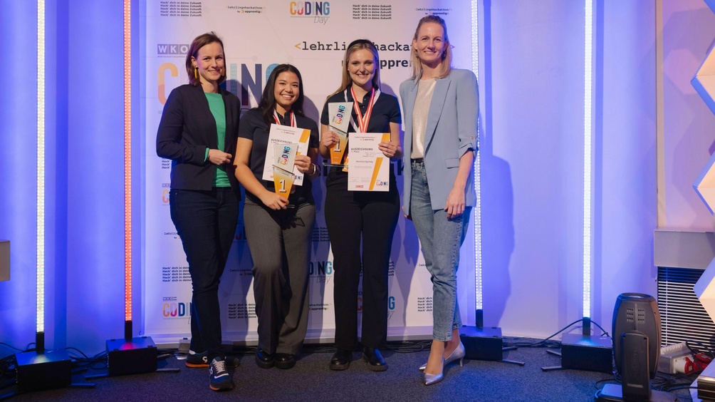 Die Siegerinnen des Lehrlingshackathons der Firma Treibacher Industrie