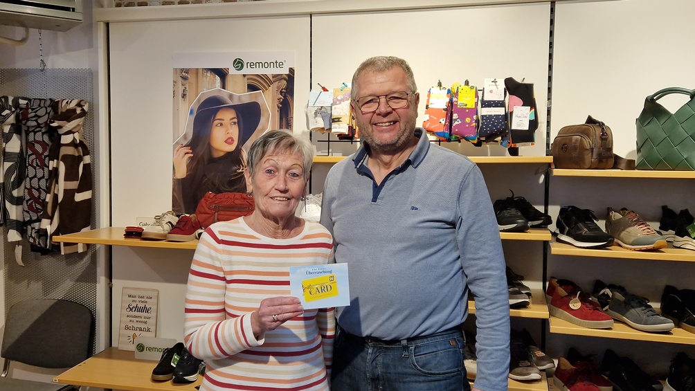 Foto der Gewinnüberreichtung