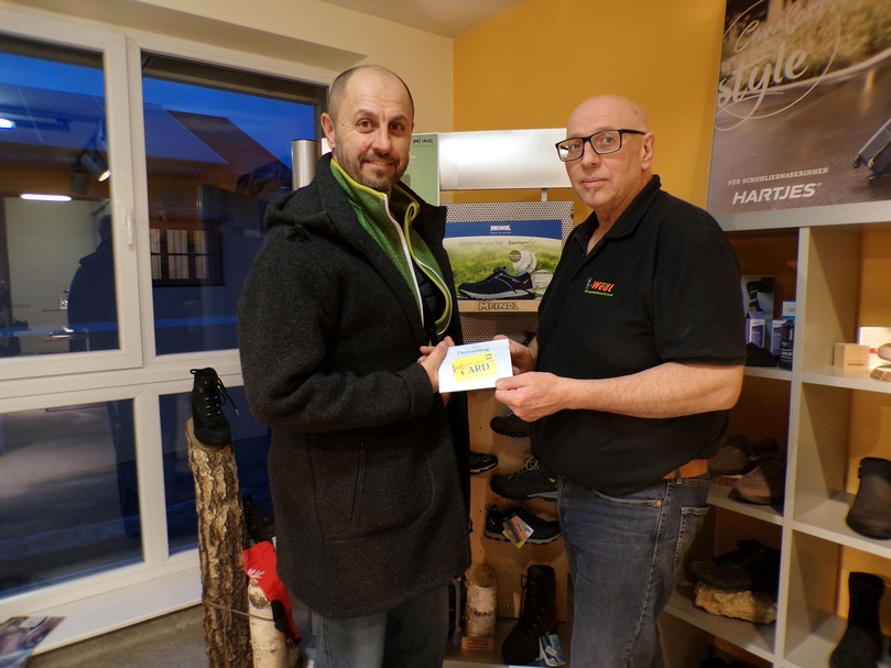 Foto der Gewinnüberreichtung