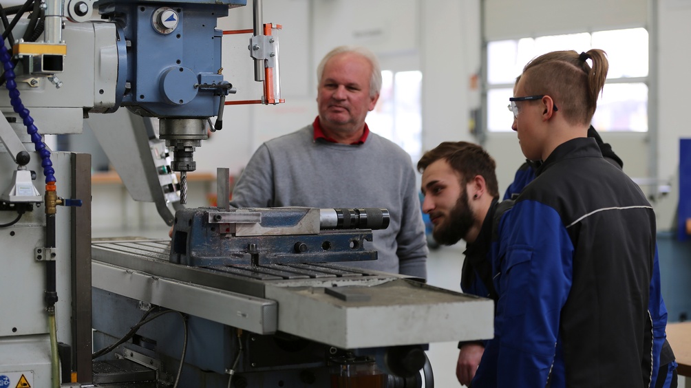 Mitarbeiter an Maschine