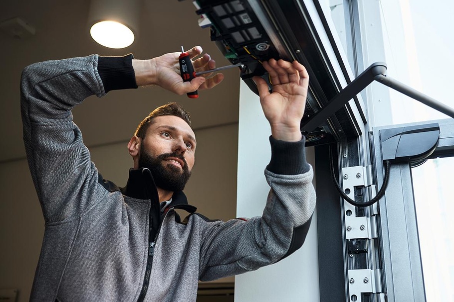 Monteur arbeitet am Fenster