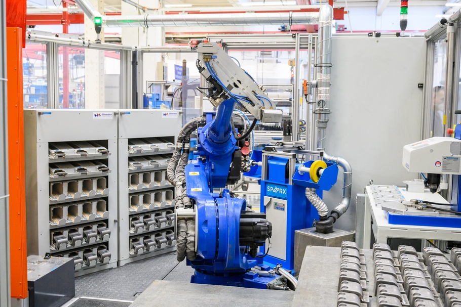 Roboter arbeitet im Unternehmen